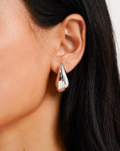 Load image into Gallery viewer, Waterdrop Earrings in White Gold
