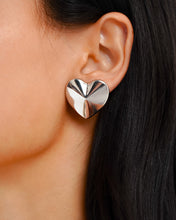 Load image into Gallery viewer, Pointed Heart Earrings in White Gold
