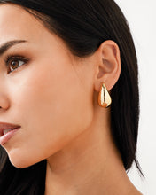 Load image into Gallery viewer, Waterdrop Earrings in Yellow Gold
