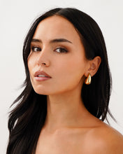 Load image into Gallery viewer, Waterdrop Earrings in Yellow Gold
