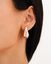 Load image into Gallery viewer, Waterdrop Earrings in Rose Gold
