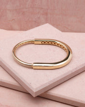 Load image into Gallery viewer, Verrou Bangle in Yellow Gold
