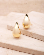 Load image into Gallery viewer, Waterdrop Earrings in Yellow Gold
